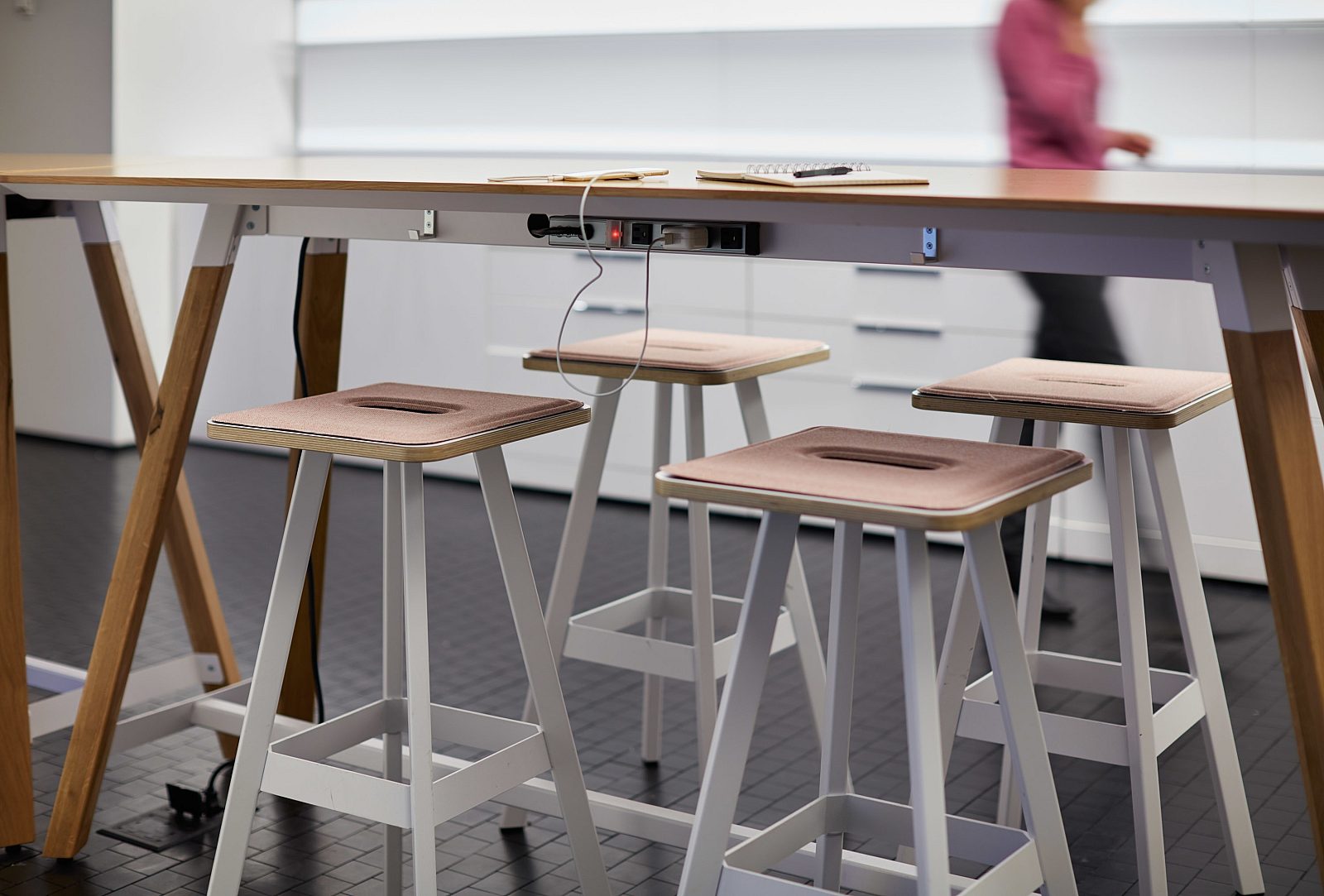 Knoll RU Tall Tables 03 environmental